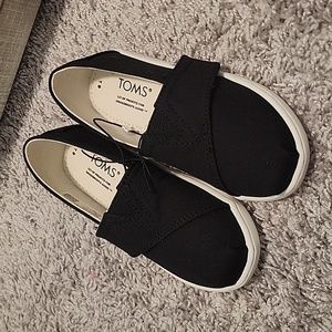 Brand new black toms